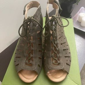 Earth leather sandals, olive, 8.5